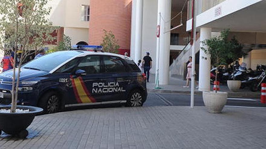 Un coche de policía junto al Hospital Virgen de la Arrixaca.