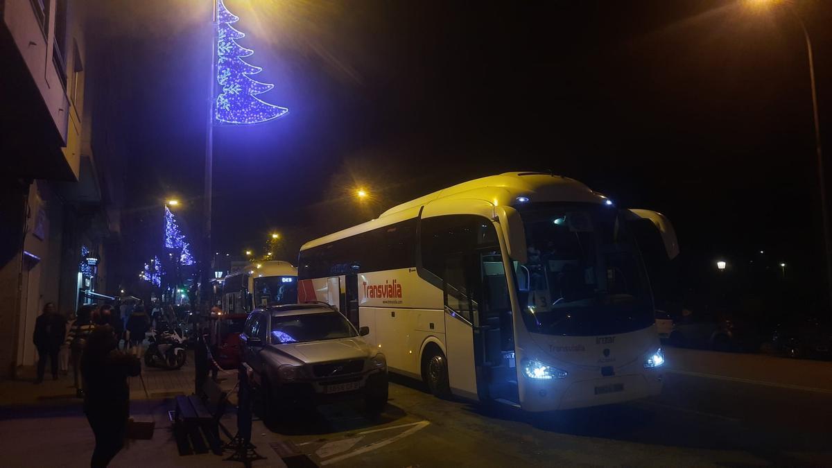 Autobuses de diversas agencias aguardan por los visitantes de las luces de Navidad en la calle Areal
