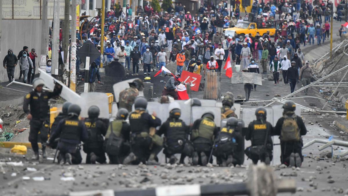 Enfrentamientos entre los manifestantes y la policía en el puente de Añashuayco, en Arequipa, este jueves.