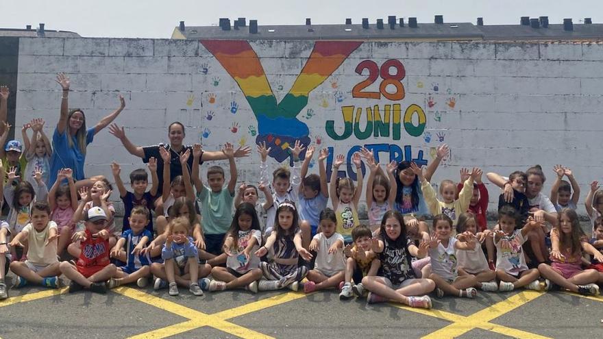 Los jóvenes de los campamentos de verano de Curtis pintan un mural con motivo del Orgullo