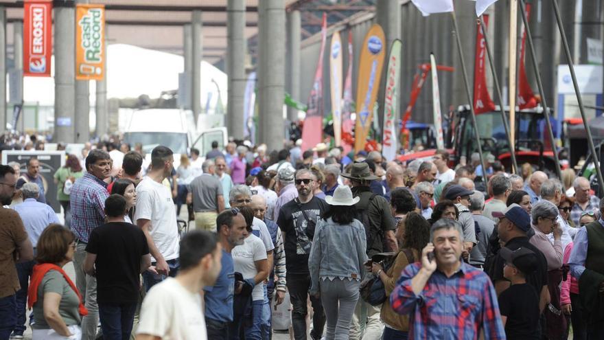 Visitantes de la edición de la Semana Verde 2023, en el paseo central del recinto. |   // BERNABÉ/JAVIER LALÍN