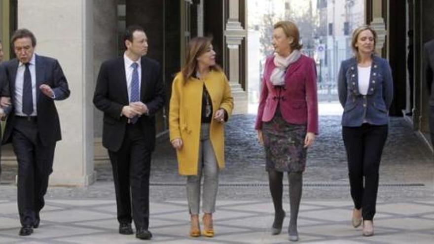 un socialista con cinco del pp. Guillermo Martínez -tercero por la izquierda en la imagen-, consejero asturiano de la Presidencia, es el único socialista del frente de seis regiones reunidas en la cumbre demográfica de Zaragoza. Por la izquierda, el titular de Administración Pública de Extremadura, Pedro Tomás Nevado-Batalla; el de Presidencia de Castilla y León, José Antonio de Santiago-Juárez; Guillermo Martínez; la consejera de Trabajo gallega, Beatriz Mato; la presidenta de Aragón, Luisa Fernanda Rudi; la tiular de Economía y Empleo de Castilla-La Mancha, Carmen Casero, y el consejero de Política Territorial de Aragón, Antonio Suárez.