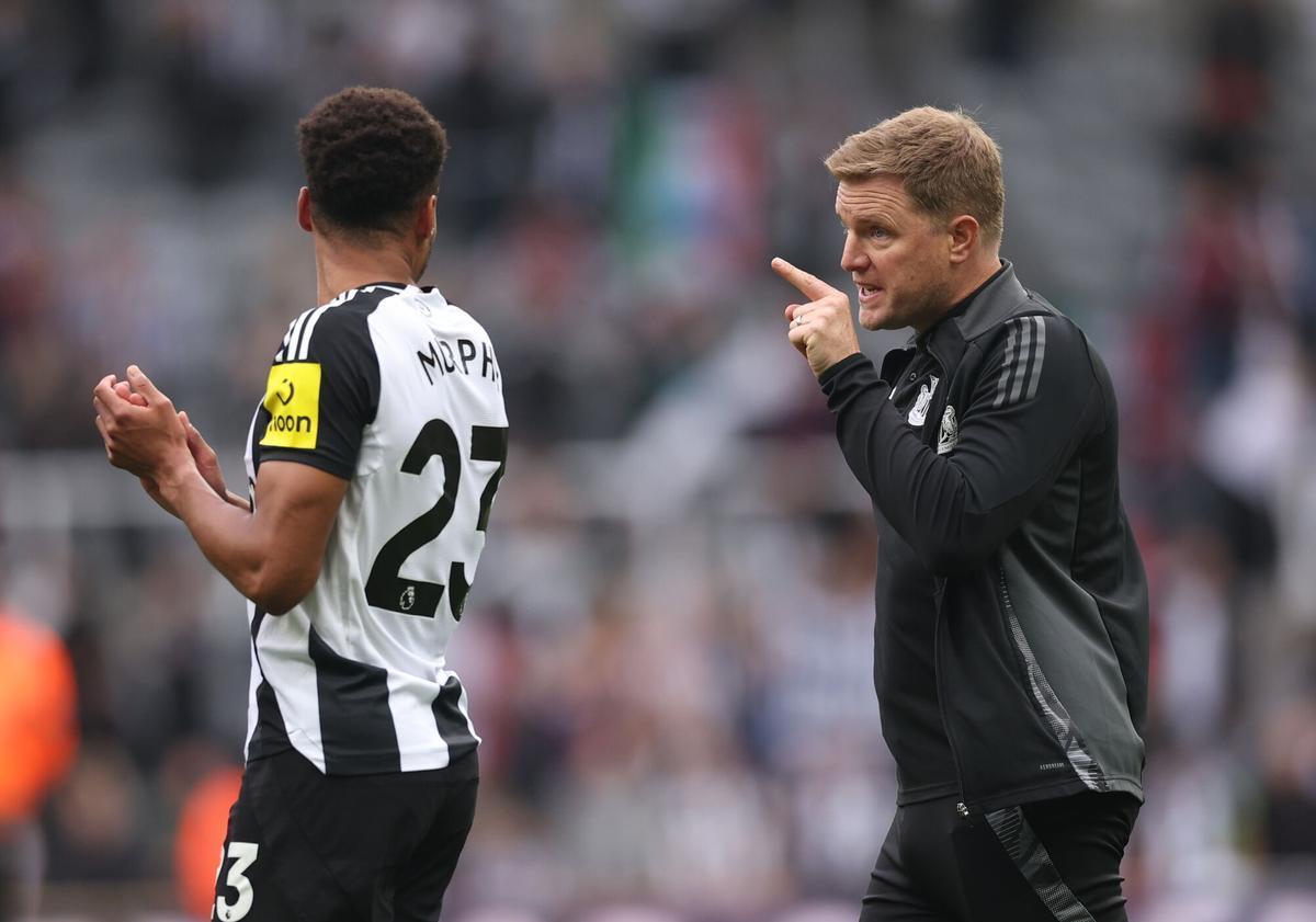 Newcastle (United Kingdom), 31/08/2024.- Jacob Murphy of Newcastle United (L) and Newcastle United manager Eddie Howe (R) react after the English Premier League soccer match between Newcastle United and Tottenham Hotspur in Newcastle, Britain, 01 September 2024. (Reino Unido) EFE/EPA/ADAM VAUGHAN EDITORIAL USE ONLY. No use with unauthorized audio, video, data, fixture lists, club/league logos, 'live' services or NFTs. Online in-match use limited to 120 images, no video emulation. No use in betting, games or single club/league/player publications. EDITORIAL USE ONLY. No use with unauthorized audio, video, data