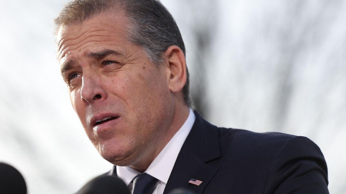 Hunter Biden habla a los reporteros junto al Capitolio.