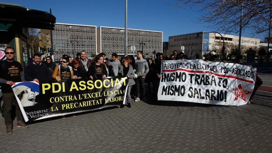 Protestadel profesorado asociado de la UV en su primer día de huelga indefinida, el pasado 29 de enero.