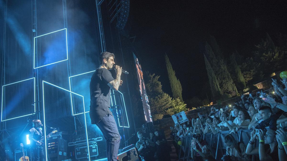 Melendi, durante un concierto en el Teatro de la Axerquía.