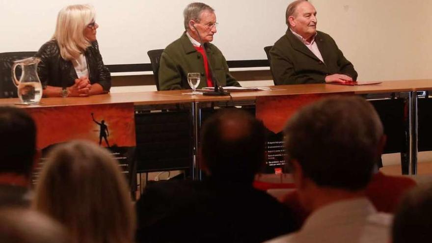 Ana Hevia, Carlos Álvarez del Villar y Juan Quirós, en la conferencia celebrada ayer en Valdecarzana.