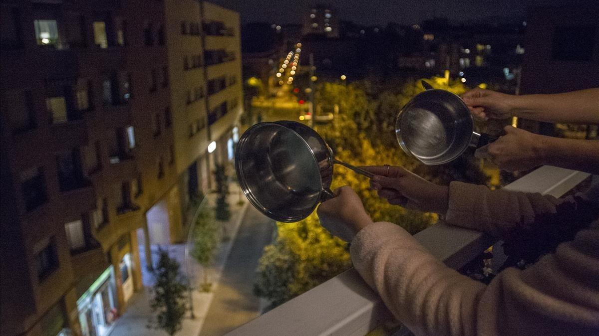 zentauroepp40564481 barcelona 16 10 2017   cacerolada de protesta por la decisi 171016224710