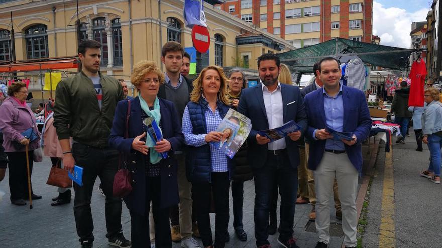 Mallada y otros dirigentes del PP en Mieres.