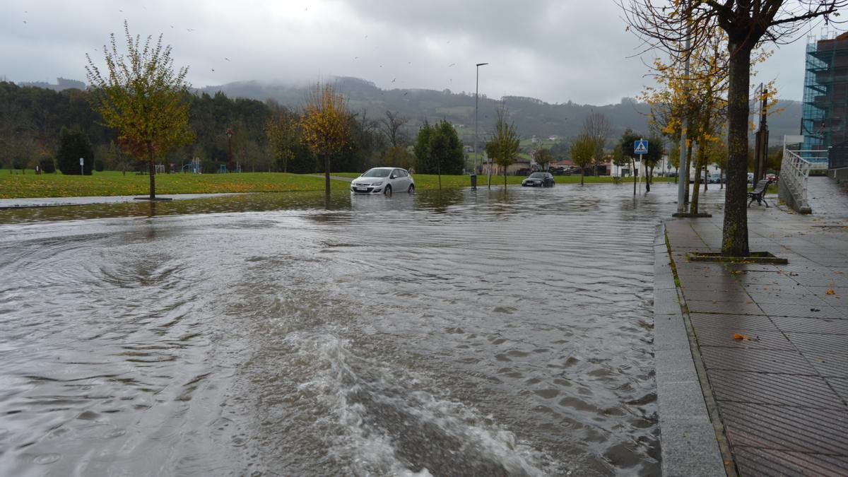 Inundaciones en Asturias: la lluvia complica la situación en muchos puntos de la región, con alerta amarilla y de desbordamientos