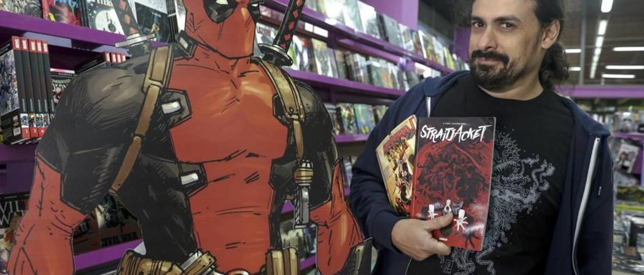 El dibujante Guillermo Sanna, junto a un Deadpool de cartón, en Gotham Cómics.