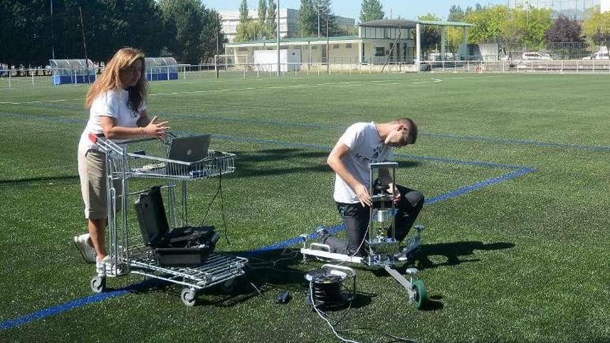 Técnicos de la FIFA en A Xunqueira. // Rafa Vázquez