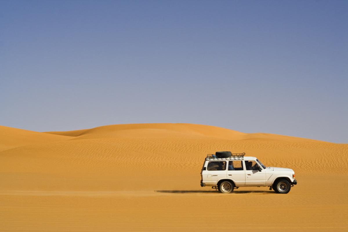 Con un Toyota Land Cruiser y un Willys de la 2ª Guerra Mundial recorrieron el desierto des Sahara en su primera etapa.