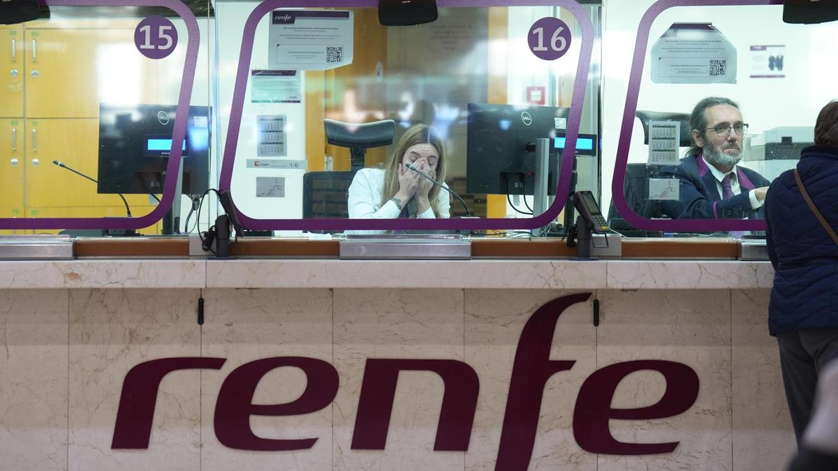Trabajadores de Renfe en la Estación de Sants en Barcelona.