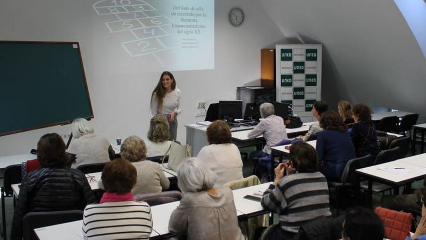 María Fernández Abril, de pie, durante la clase.