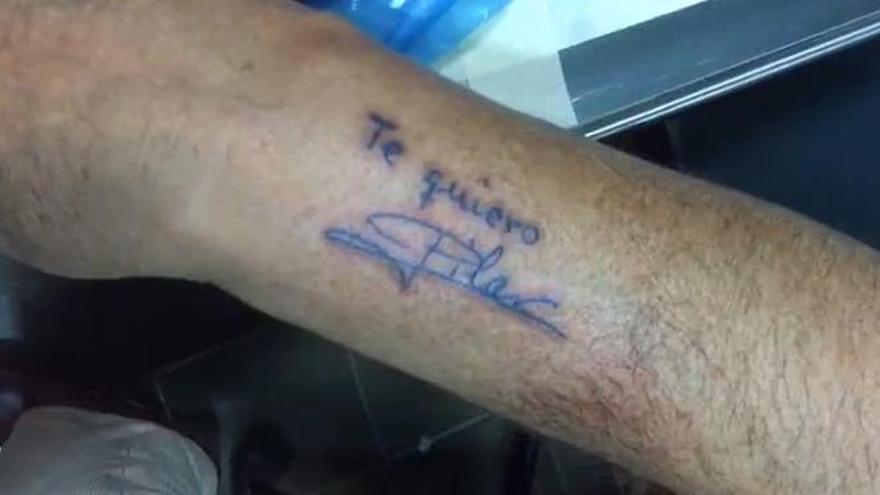 El primer tatuaje de un septuagenario enamorado se viraliza