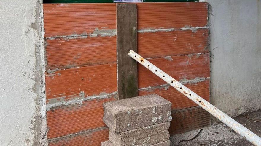 Obras derriba este jueves los bloques con los que un vecino tapió el acceso a un colegio