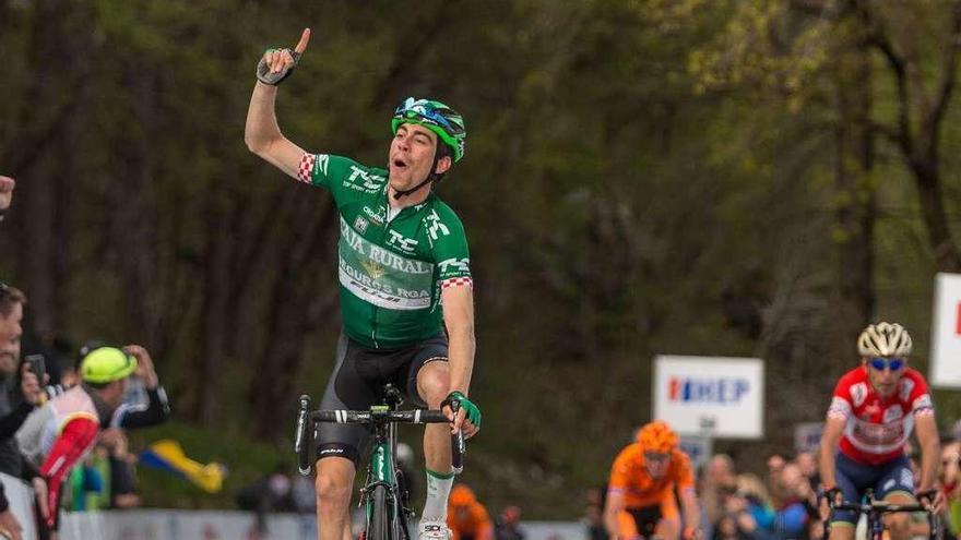 Jaime Rosón, con el maillot de Caja Rural, entra vencedor en una de las etapas de la Vuelta a Croacia en 2017.