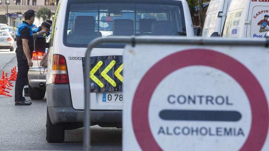 Control de alcoholemia en la calle Arzobispo Guisasola dentro la campaña que lleva a cabo la Policía Local.