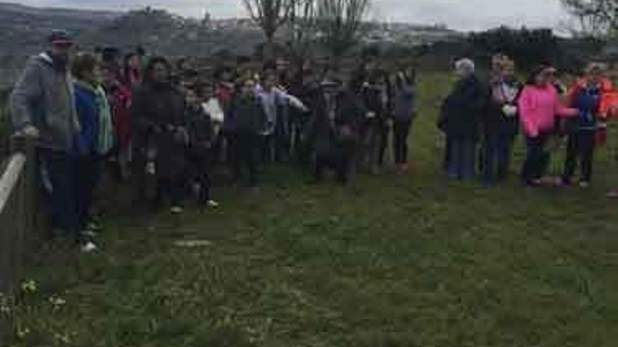 Participantes en la explanada de Santa Cruz, con la villa al fondo.