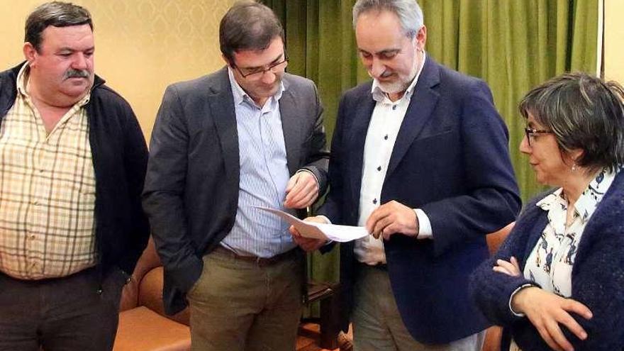 El concejal José Rogelio Gómez, el alcalde Miguel Domínguez, el delegado de la Xunta Cores Tourís y la teniente de alcalde Ana Cerviño, ayer. // A.H.