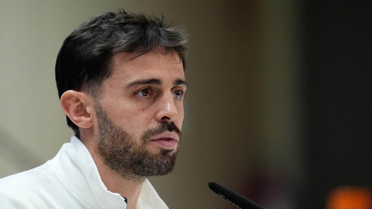 Bernardo Silva durante una rueda de prensa en 2026.
