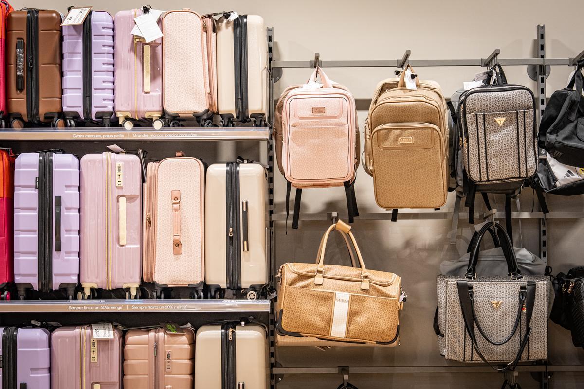 Furor y ofertas en el estreno de la primera tienda en Barcelona del outlet de grandes marcas TK-Maxx