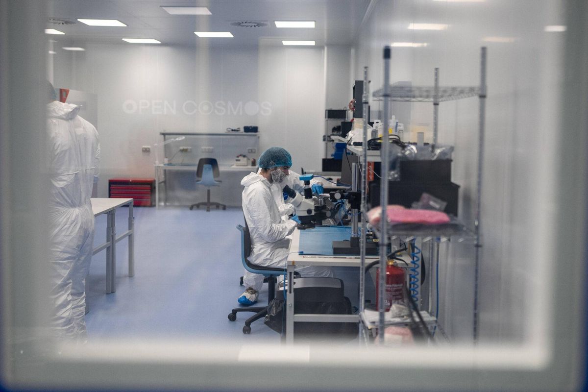 Instalaciones de la empresa Open Cosmos, especializada en el diseño y fabricación de satélites.