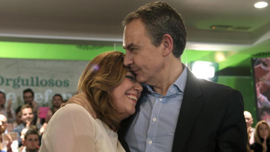 Imagen de archivo de Zapatero y Susana Díaz abrazándose.