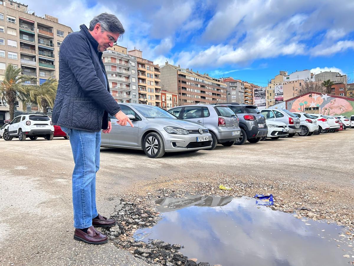 El portavoz del PP en uno de los baches de la plaza