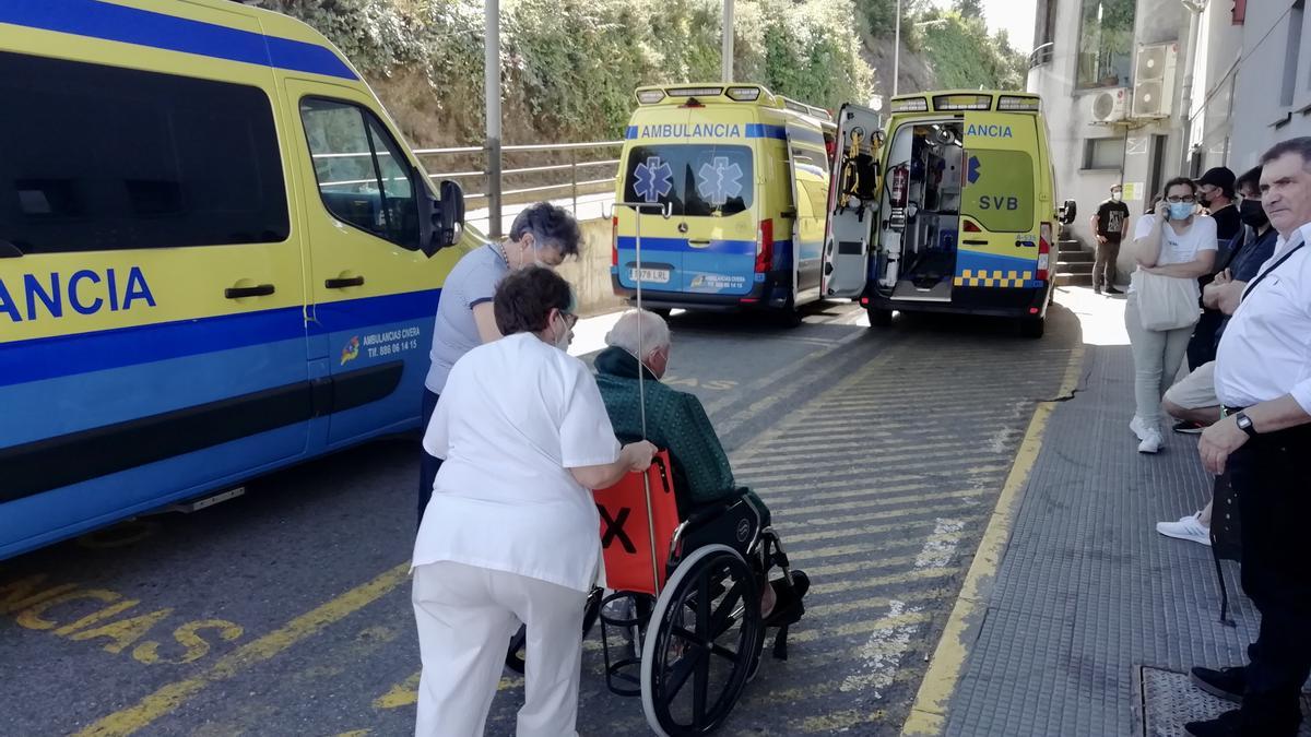 Traslado de un paciente al interior del Hospital Montecelo.