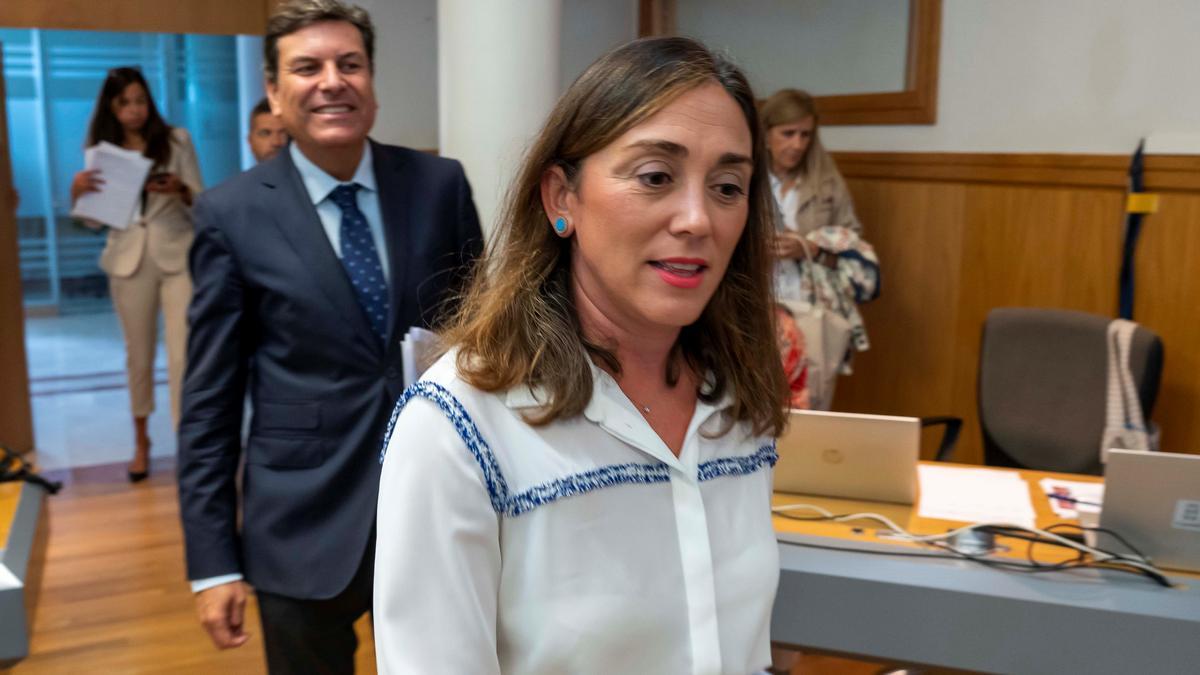 María González Corral, consejera de Movilidad, con el titular de Economía Carlos Fernández Carriedo