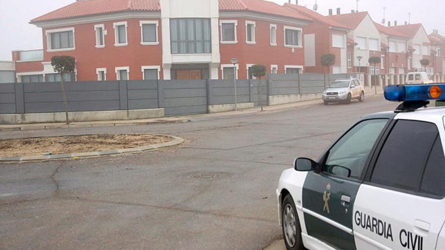 Un coche de la Guardia Civil, frente a la vivienda donde se atrincheró el constructor, ayer en Palencia.