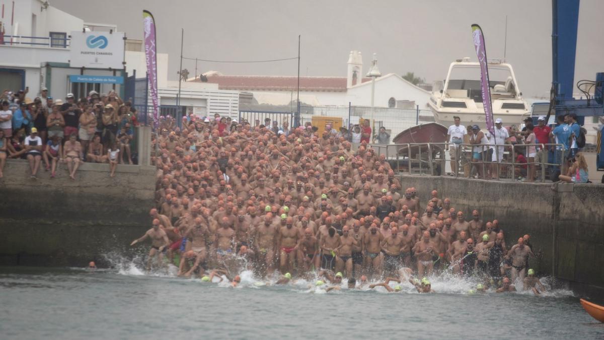 Salida de una prueba de natación en el muelle de Caleta de Sebo.