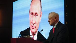 Congreso del partido de la oposición sistémica Rusia Justa, con un cartel de Vladímir Putin al fondo.