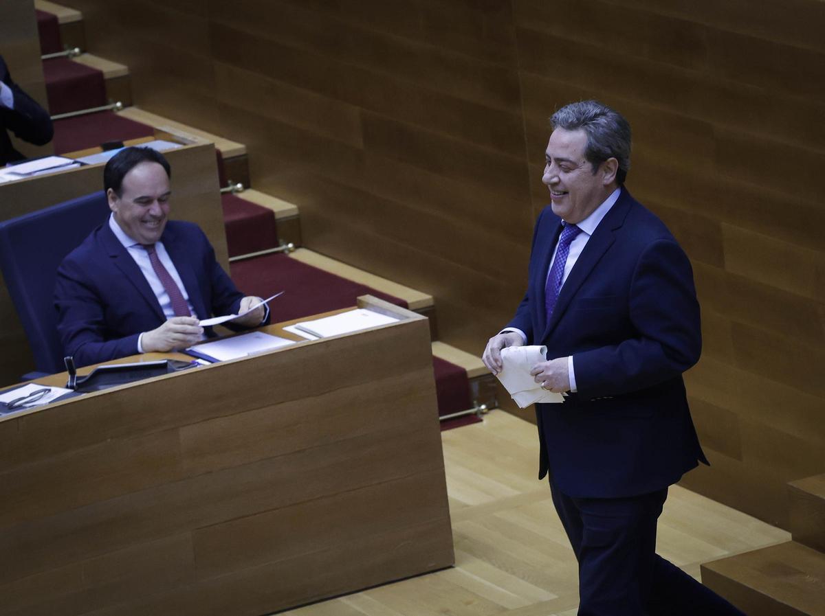 El síndic de Vox, José María Llanos, pasa ante Llorca tras terminar su intervención, este jueves en las Corts.