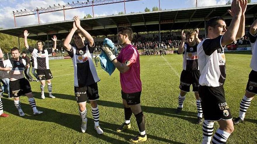 Los jugadores del Burgos saludan a su público en El Plantío tras el último partido de Liga. / valdivielso