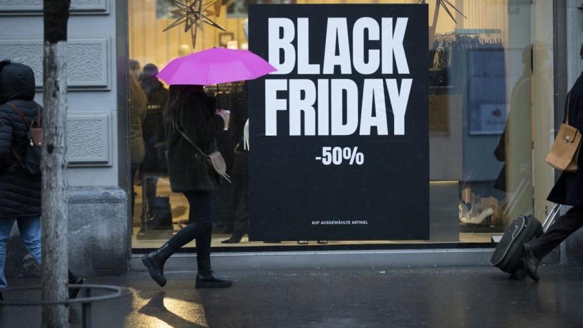 Un comercio con el cartel de Black Friday.