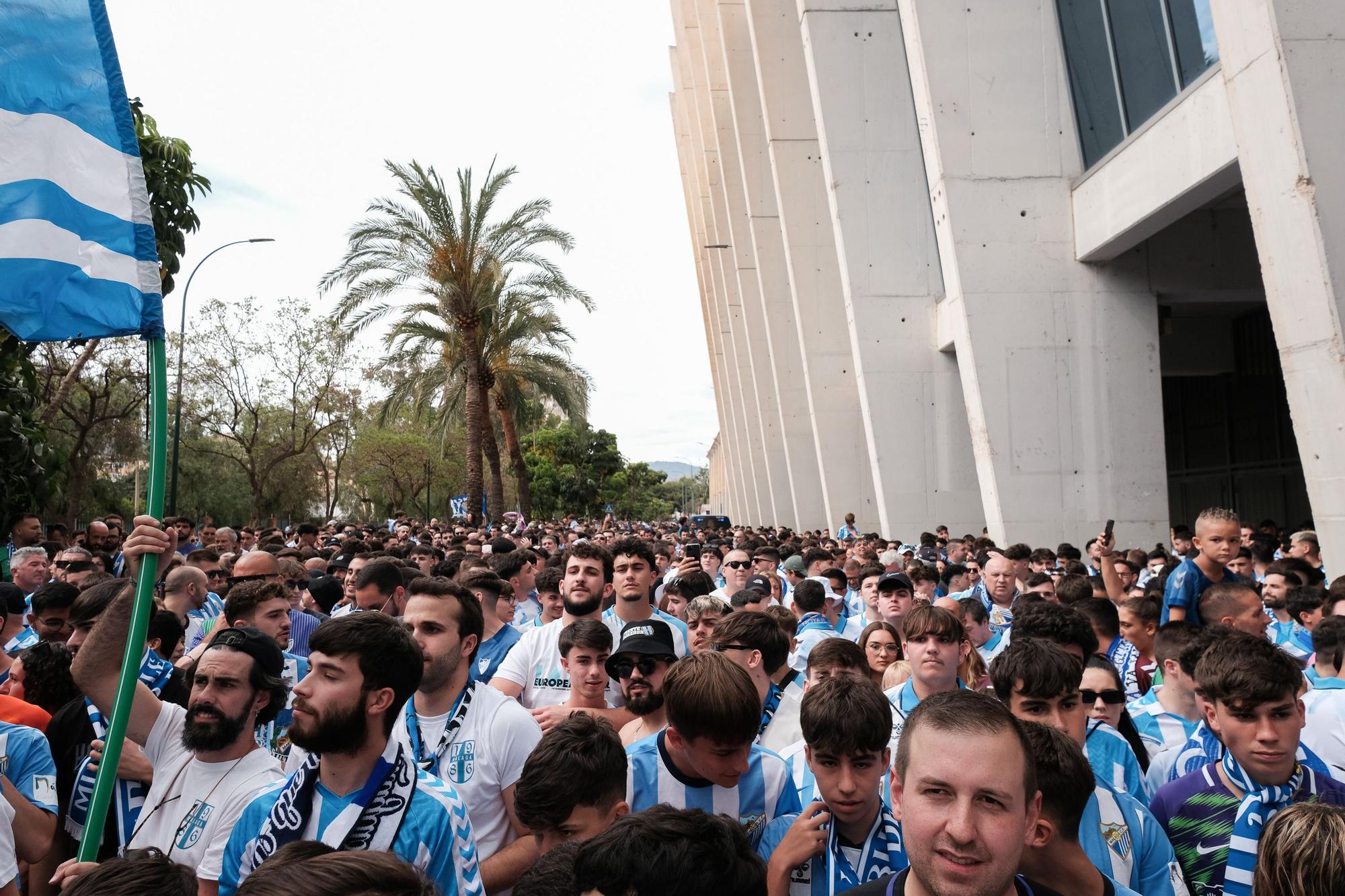 Los aficionados del Málaga CF han dedicado un espectacular recibimiento a los jugadores en el estado de La Rosaleda antes del partido contra el Celta Fortuna, para aspirar a subir a Segunda División.