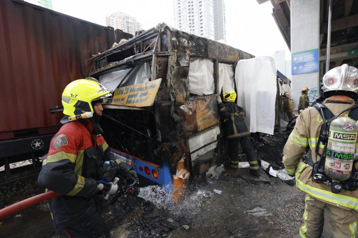 Imágenes del accidente entre un tren y un autobús en Bangkok, que ha dejado al menos ocho muertos y 25 heridos después de que el vehículo se incendiara tras el impacto.