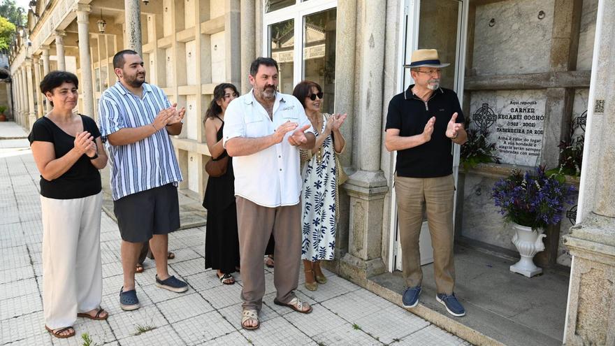 Colocación de un código QR en el panteón familiar de Juan José Esperón, en el cementerio de Cerponzóns.