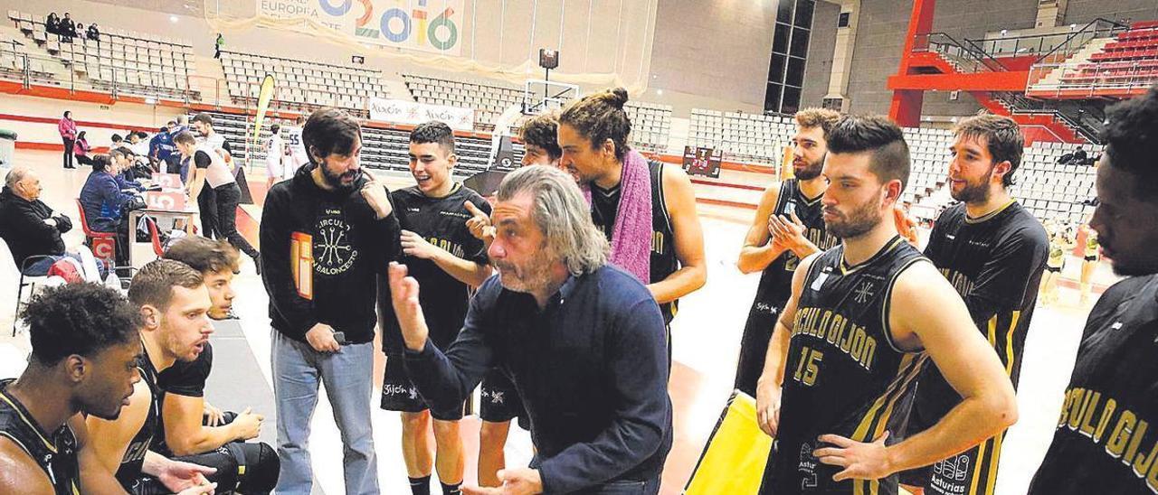 Nacho Galán da instrucciones a sus jugadores en un partido del Círculo Gijón Baloncesto