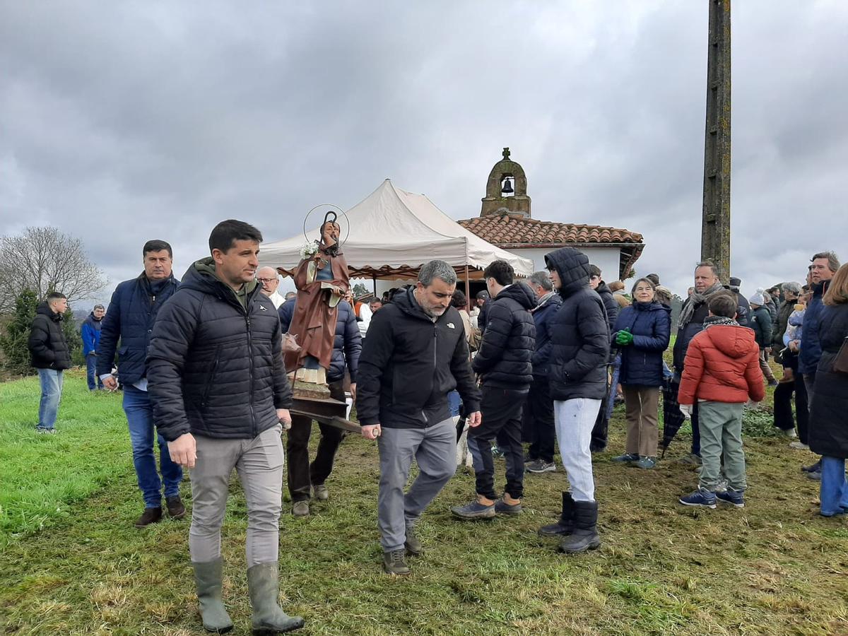 Robledo, en Llanera, bendice a sus mascotas por San Antón