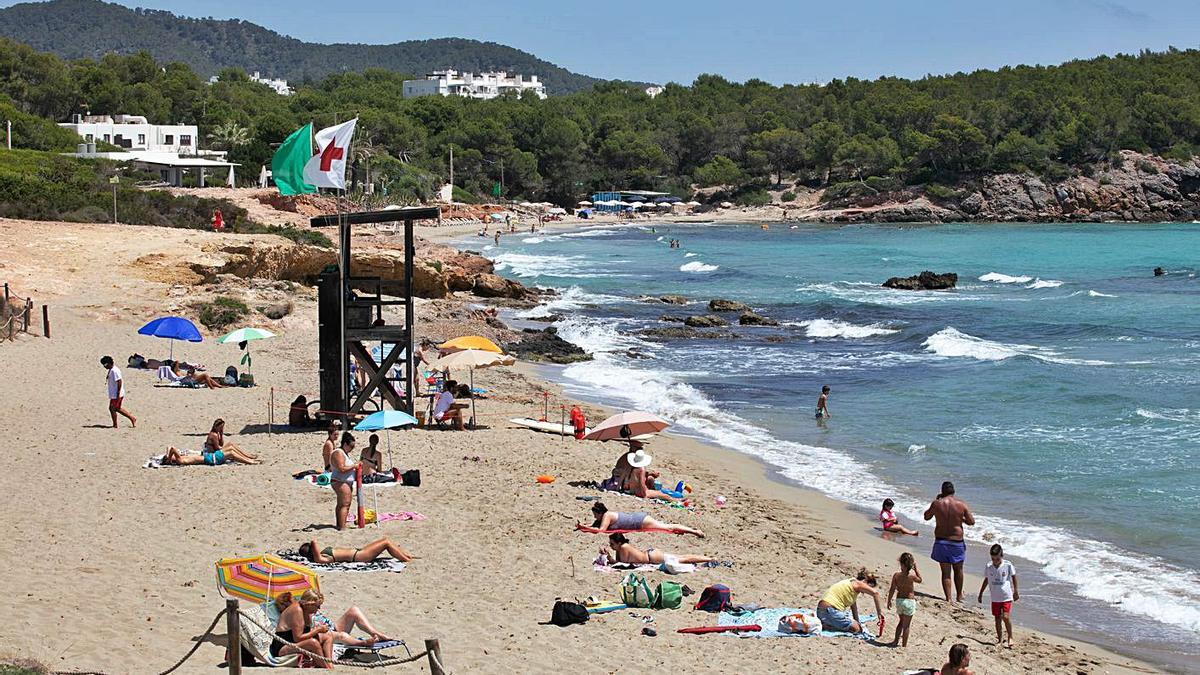 Imagen de archivo de la playa de Cala Nova, en Santa Eulària.