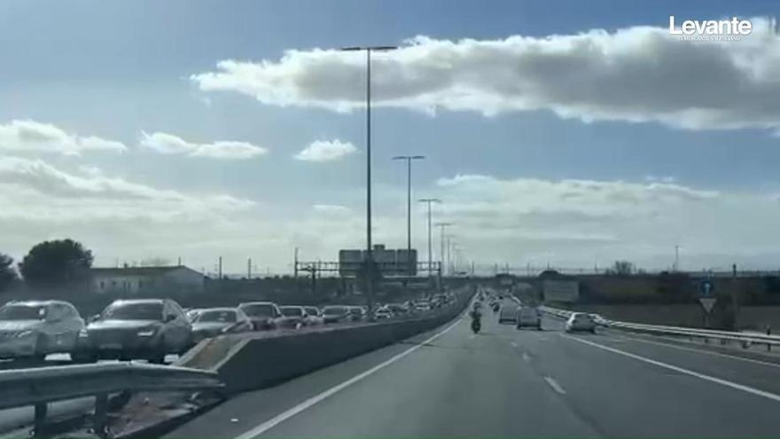 El kilométrico atasco en la CV-36 en sentido entrada a València tras el choque de dos coches