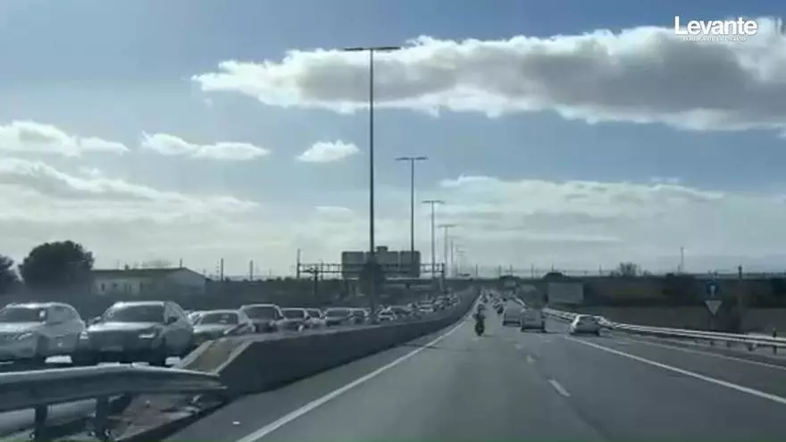 El kilométrico atasco en la CV-36 en sentido entrada a València tras el choque de dos coches
