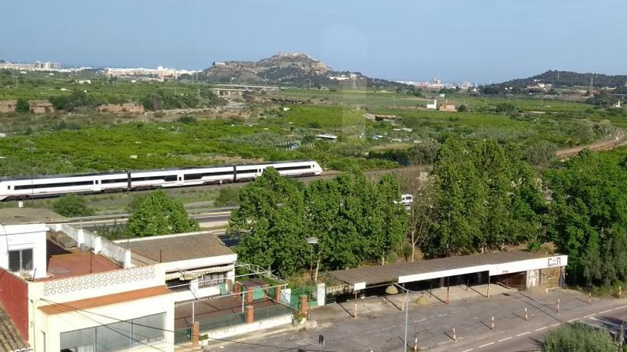 Vista del tren a su paso por Gilet, en una imagen de archivo.