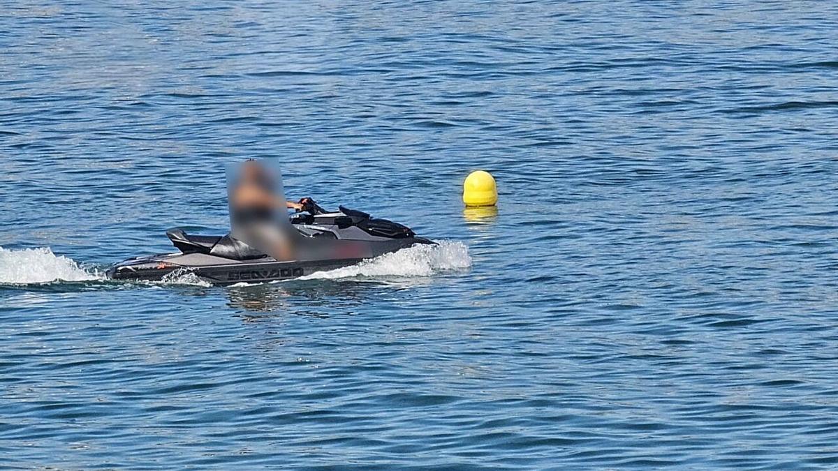 Un moto de agua en el litoral malagueño, cuyo conductor fue sancionado por navegar en zona de baño, a menos de 400 metros de la costa
