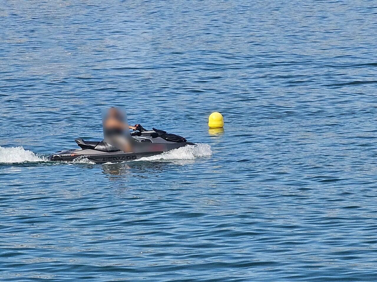 Un moto de agua en el litoral malagueño, cuyo conductor fue sancionado por navegar en zona de baño, a menos de 400 metros de la costa