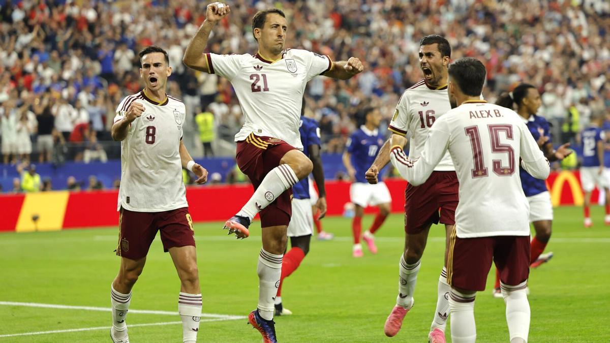 Los jugadores de España celebran un gol de Mikel Oyarzabal en la semifinal ante Francia del Mundial 2026